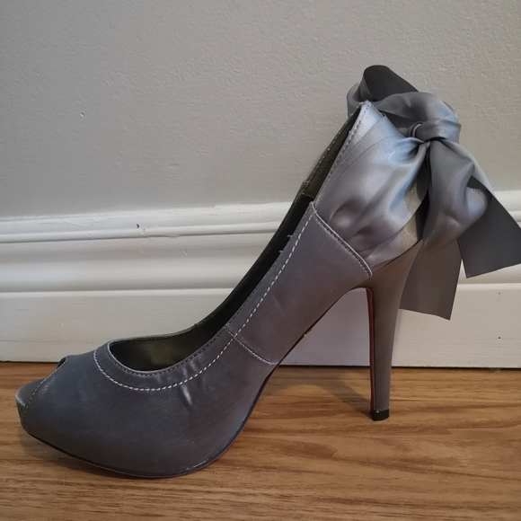 Grey Satin Dreamy high heel pumps 💜💕💜 - Picture 7 of 9